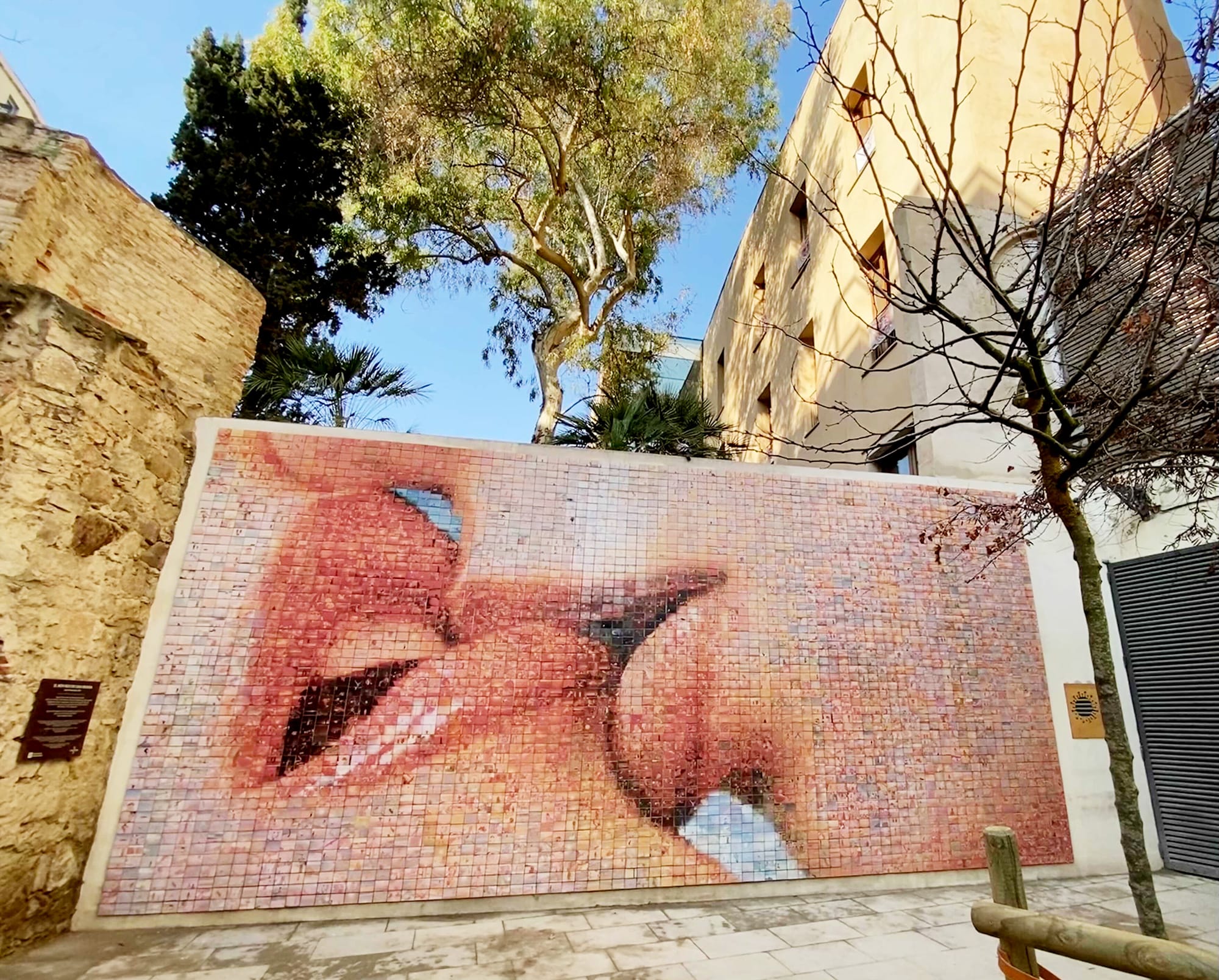 historic things to see in the gothic quarter - kiss mural