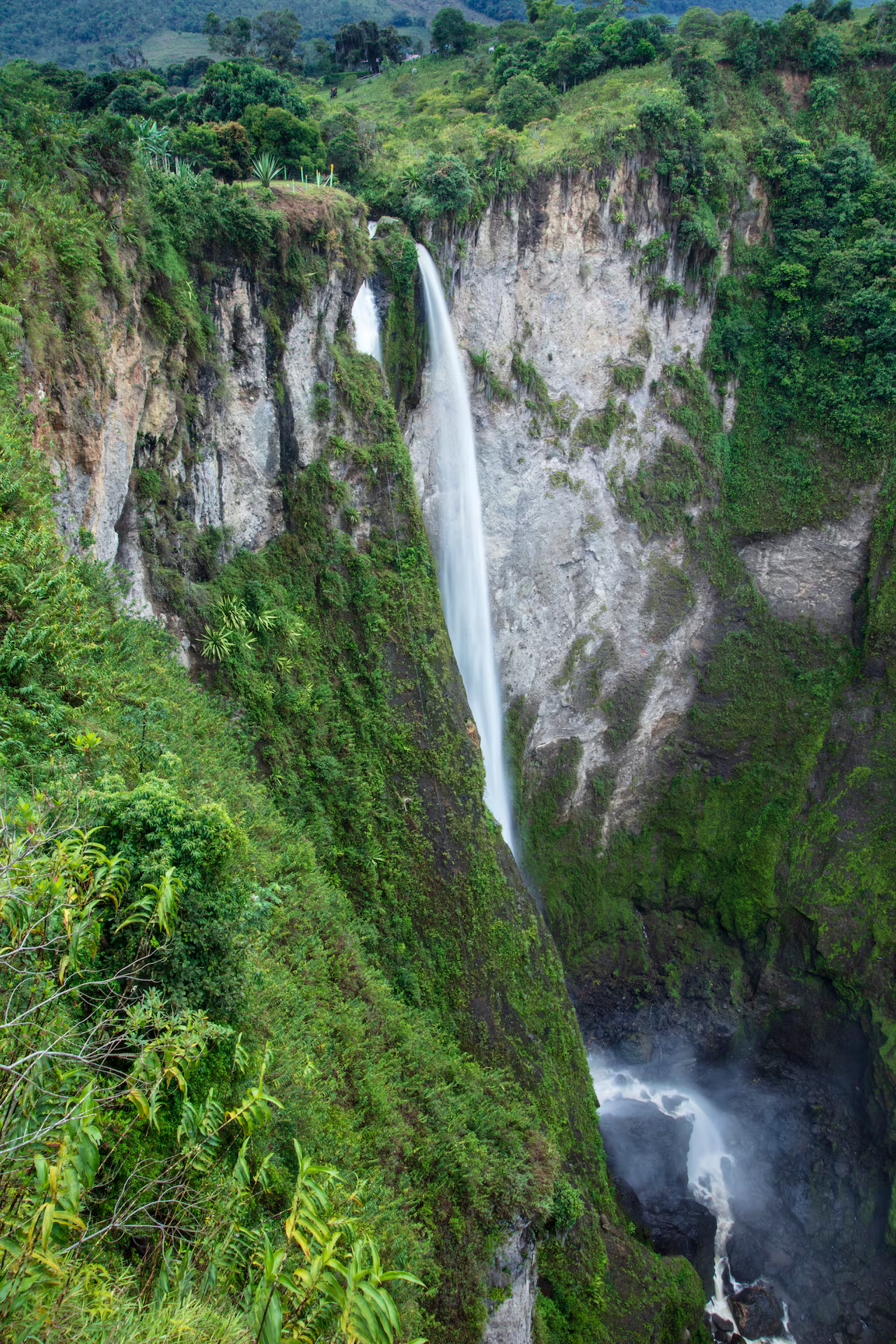 Large single drop waterfall of Cascada de Bordones in Colombia.
